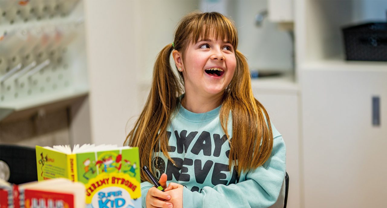 De meeste tijd steken we bij JINC in het organiseren en uitvoeren van onze projecten. Maar natuurlijk vergeten we niet om regelmatig te checken of onze aanpak nog werkt. Dat doen we door te praten met leerlingen, docenten en professionals, en door onderzoek uit te voeren.