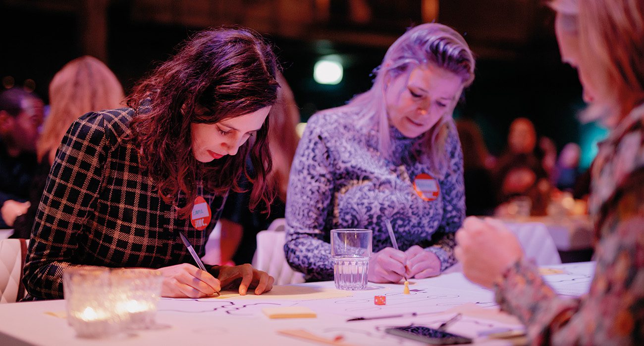 Organisatie-foto-medewerkers-aan-tafel