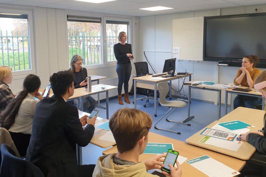 Foto Mireille Muller en haar GVB collega geven een Sollicitatietraining